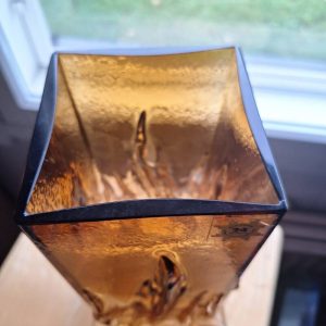 Kumela Liekki maljakko ruskea. 26,5cm. Kullattu metallireunus.